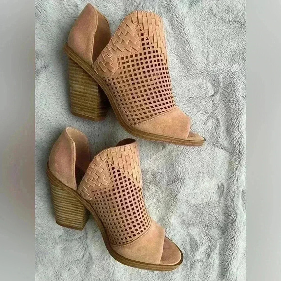 NWOB Vince Camuto Fritzey Perforated Leather Sandal - Picture 5 of 9